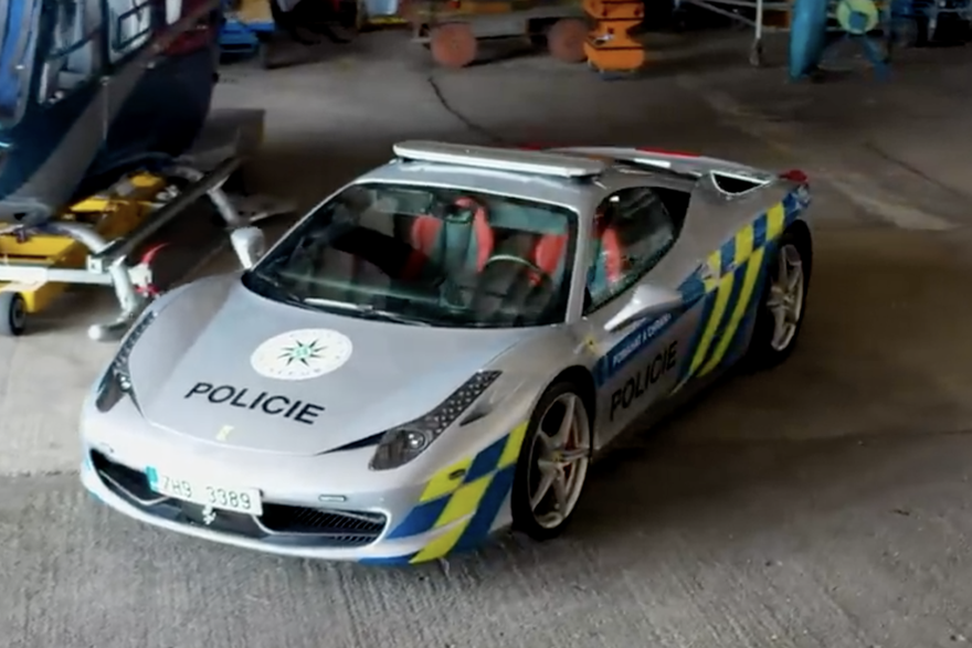 Vožnja sa stilom: Češka policija koristi Ferrari kao policijski auto