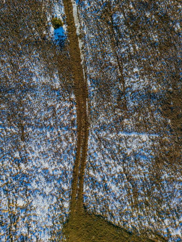 Pogled iz zraka na Park prirode Blidinje i zaleđeno jezero