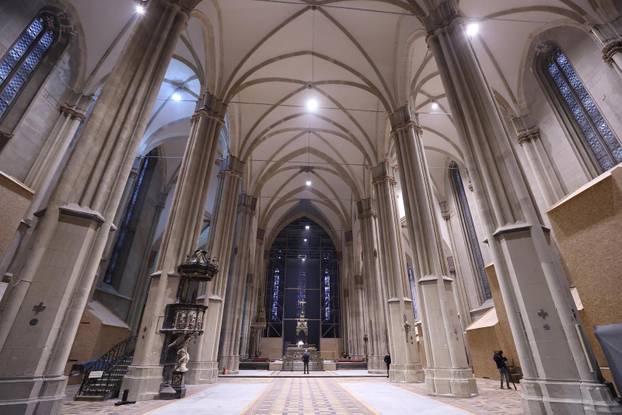 Zagreb: Andrej Plenković i mons. Dražen Kutleša obišli i razgledali obnovljenu unutrašnjost katedrale