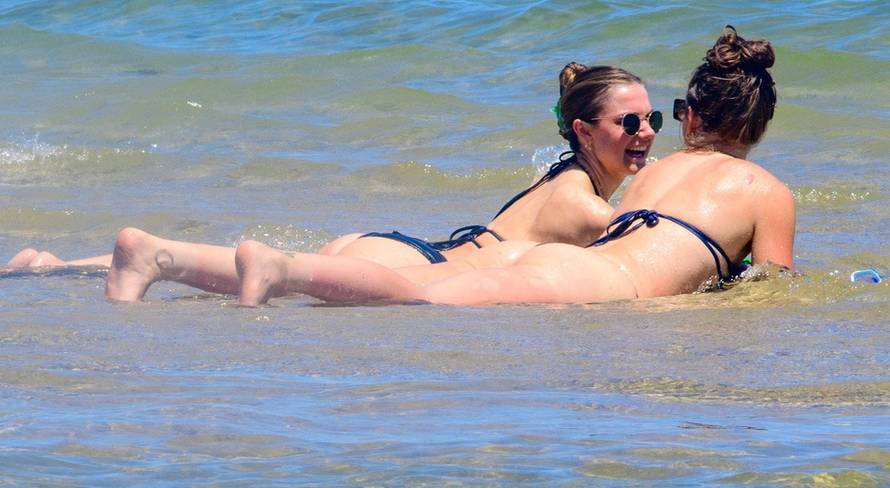 Melbourne heatwave drives people to beaches as temperatures soar past 40°C - 07 Jan 2026