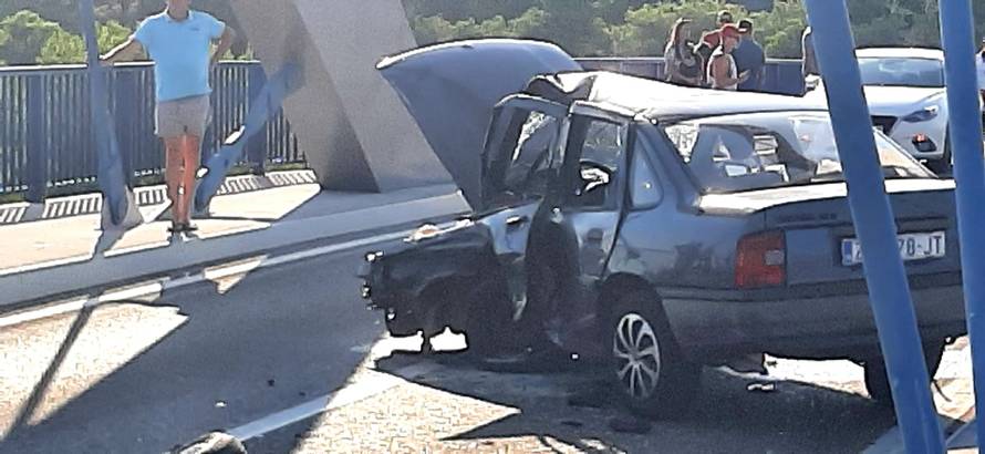 Dvoje ozlijeđenih u sudaru automobila na mostu Ždrelac