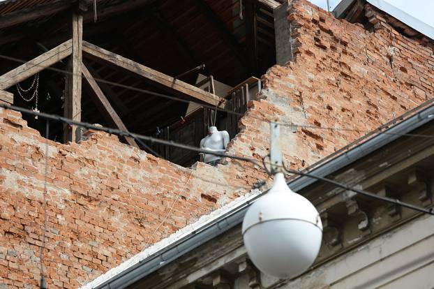 Zagreb: Lutka s kamerom oko vrata viri iz potresom oštećenog stana u Ilici