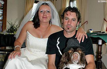 U smokingu i sa šeširom pas bio kum na vjenčanju