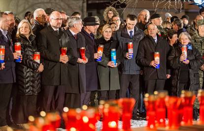 Na molitvu u dvorište bolnice u Vukovaru došla i predsjednica