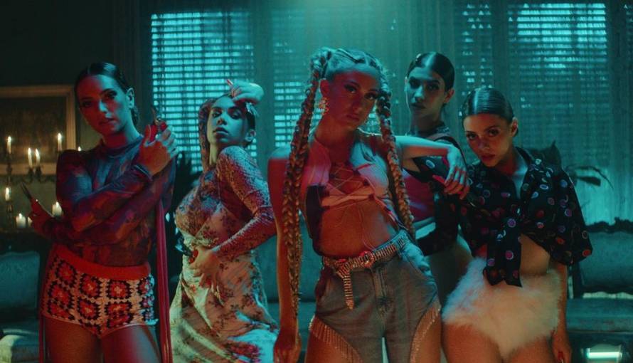 Albina u novom  spotu pleše s škarama, fanovi oduševljeni: 'Ovo je najbolji ljetni hit dosad'