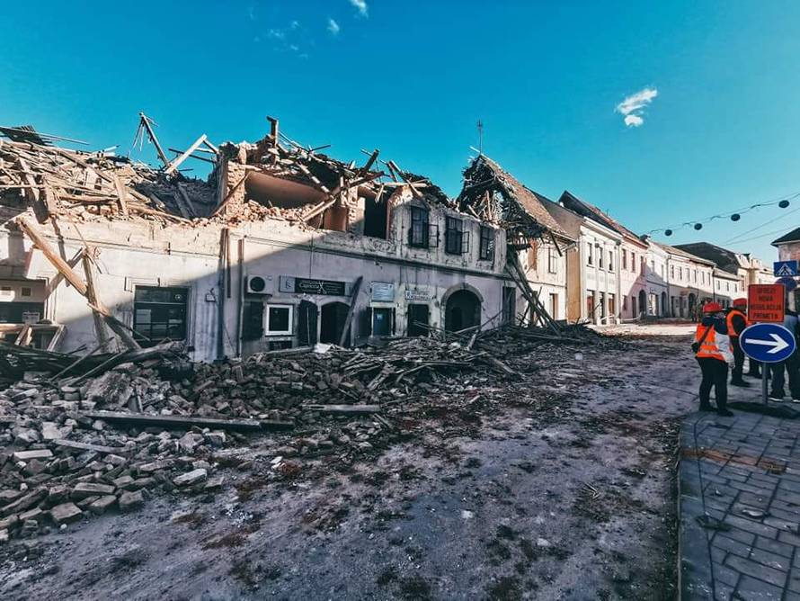 'Čovjek je bio prikliješten u autu, nismo ga mogli izvući, samo je pitao za svoje dijete'