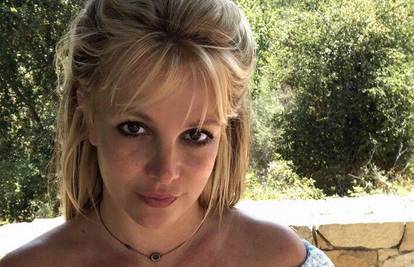 Britney nakon raspada braka objavila golišavu snimku: U toplesu se valjala po krevetu