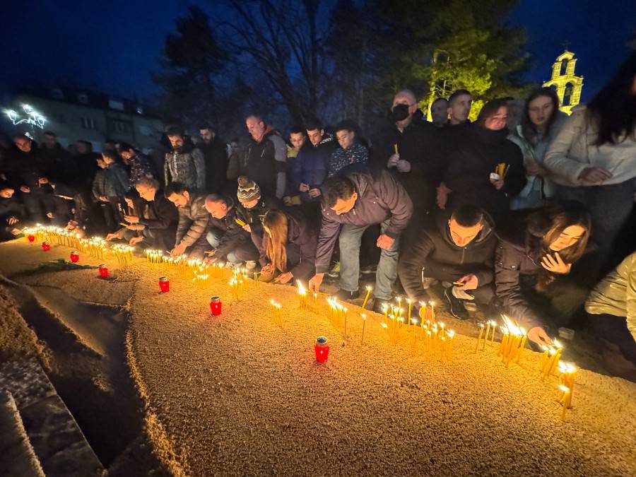 VIDEO Tuga na Cetinju: Stotine ljudi pale svijeće za 12 žrtava masakra Ace Martinovića