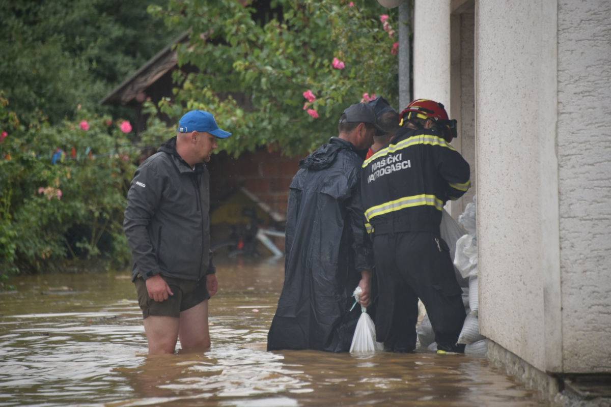 Potop na području Našica, sela i polja pod vodom: 'Starica je dva dana bila zarobljena u kući'