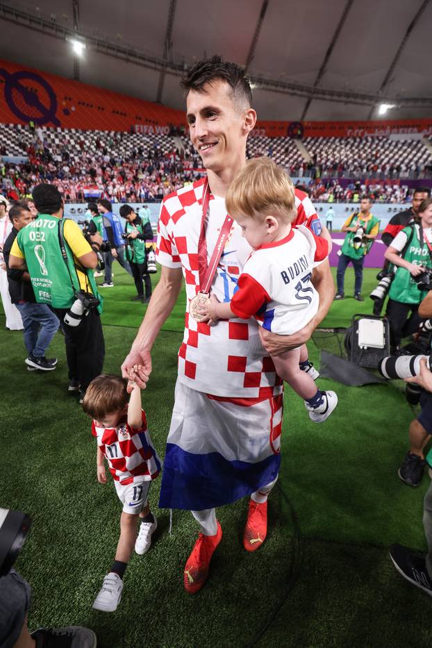 KATAR 2022 - Brončani reprezentativci fotografirali se sa svojom djecom