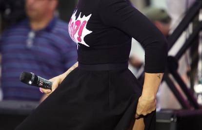 Razigrana Pink otkrila je guzu tijekom nastupa u TV showu