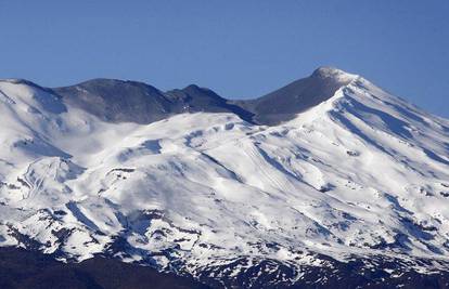 Pepeo od erupcije vulkana pokrio cijeli vrh planine