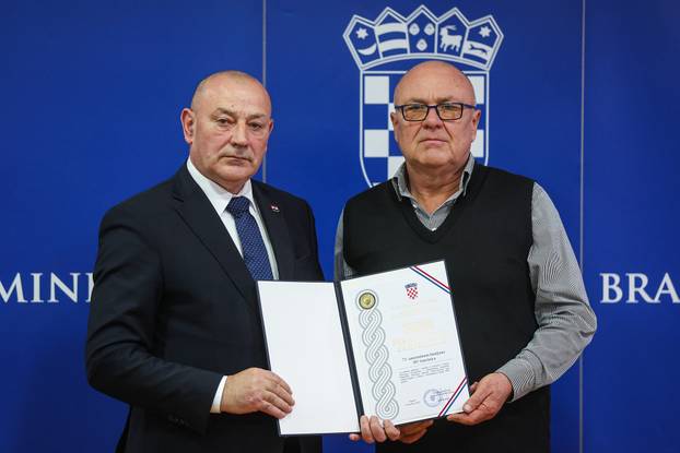 Zagreb: Ministar Tomo Medved uru?io je braniteljske zahvalnice postrojbama iz Domovinskog rata