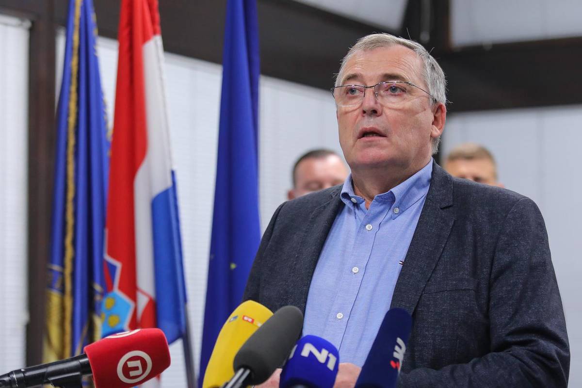 Capak: 'Razmatramo djelomično odustajanje od covid potvrda'