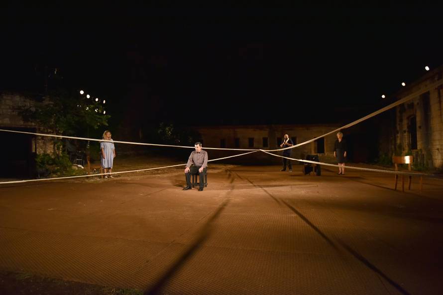 Na premijeri su boksački šampioni skandirali Šampionu