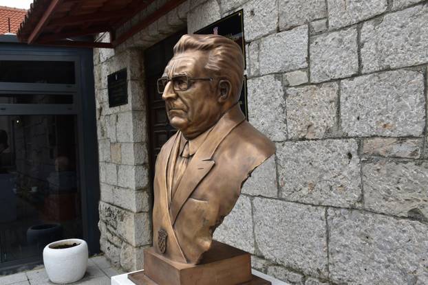 FOTO Najteži izbor: Svako naše mjesto svoj kip Tuđmana ima. Koji vam je Franjo najbolji?