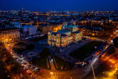 Pogled iz zraka na HNK osvijetljen povodom Festivala svjetla