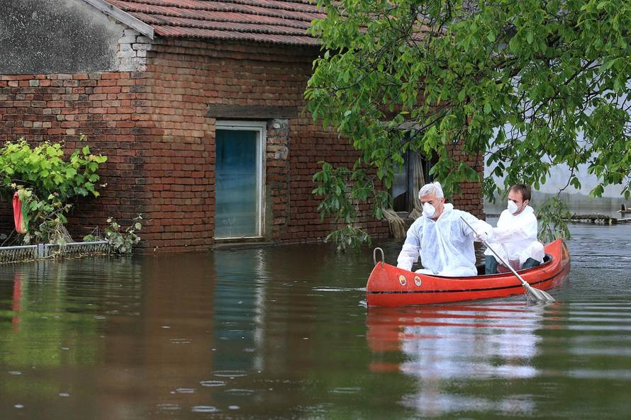 Kako to? Državu su oderali na obnovi, ali nema pogodovanja