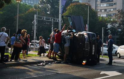 BMW završio na boku, građani izvlačili vozača i ženu iz auta