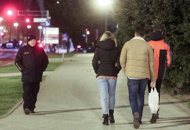 Zagreb: Policija i prometni redari dežuraju oko HNK i ne dopuštaju okupljanje mladima