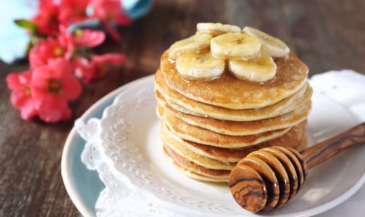 Zdrave palačinke s bananom odlična su ideja su za doručak