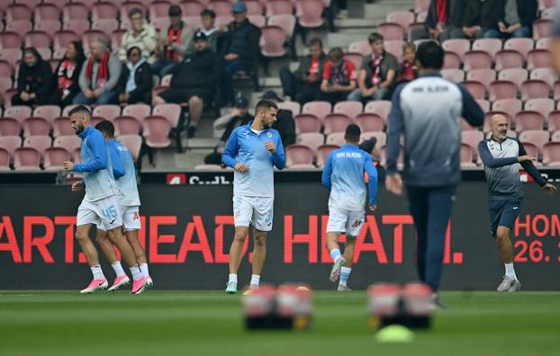 Zagrijavanje nogometaša uoči početka utakmice Midtjyllanda i Rijeke u play-offu za ulazak u UEFA Konferencijsku ligu