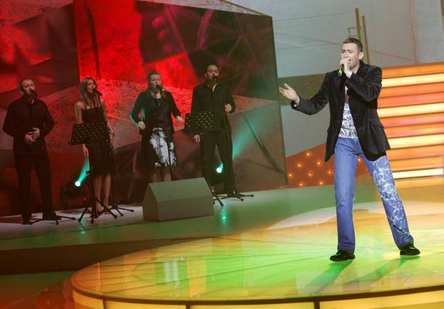 ARHIVA - Boris Novković s pjesmom 'Vukovi umiru sami' pobijedio na Dori 2005.