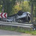 U&zcaron;as kod Po&zcaron;ege: Autom sletio s ceste, probio ogradu i vi&scaron;e se puta prevrnuo. Voza&ccaron; poginuo