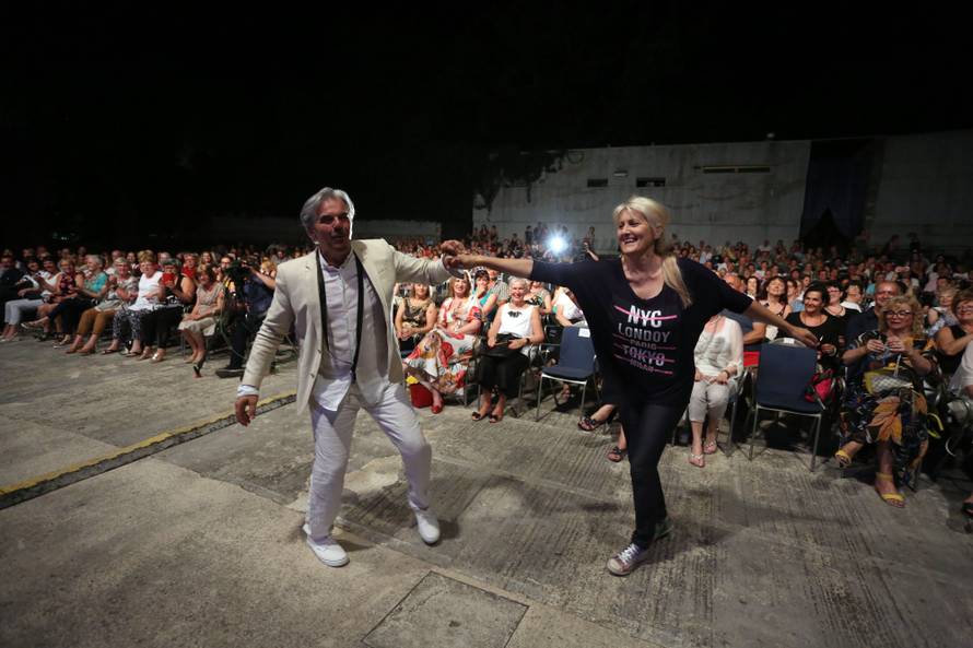 Radolfija raznježila unuka Ema (6): Donijela mu buket na binu