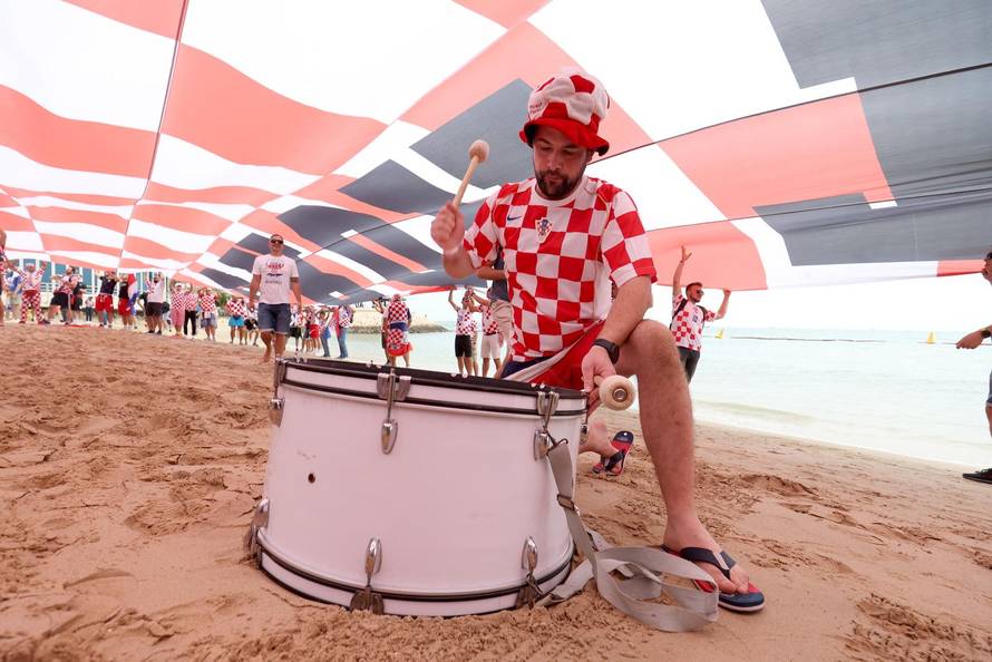KATAR 2022 - Hrvatski navijači ponovno s divovskom zastavom na plaži ispred hotela Hilton Doha