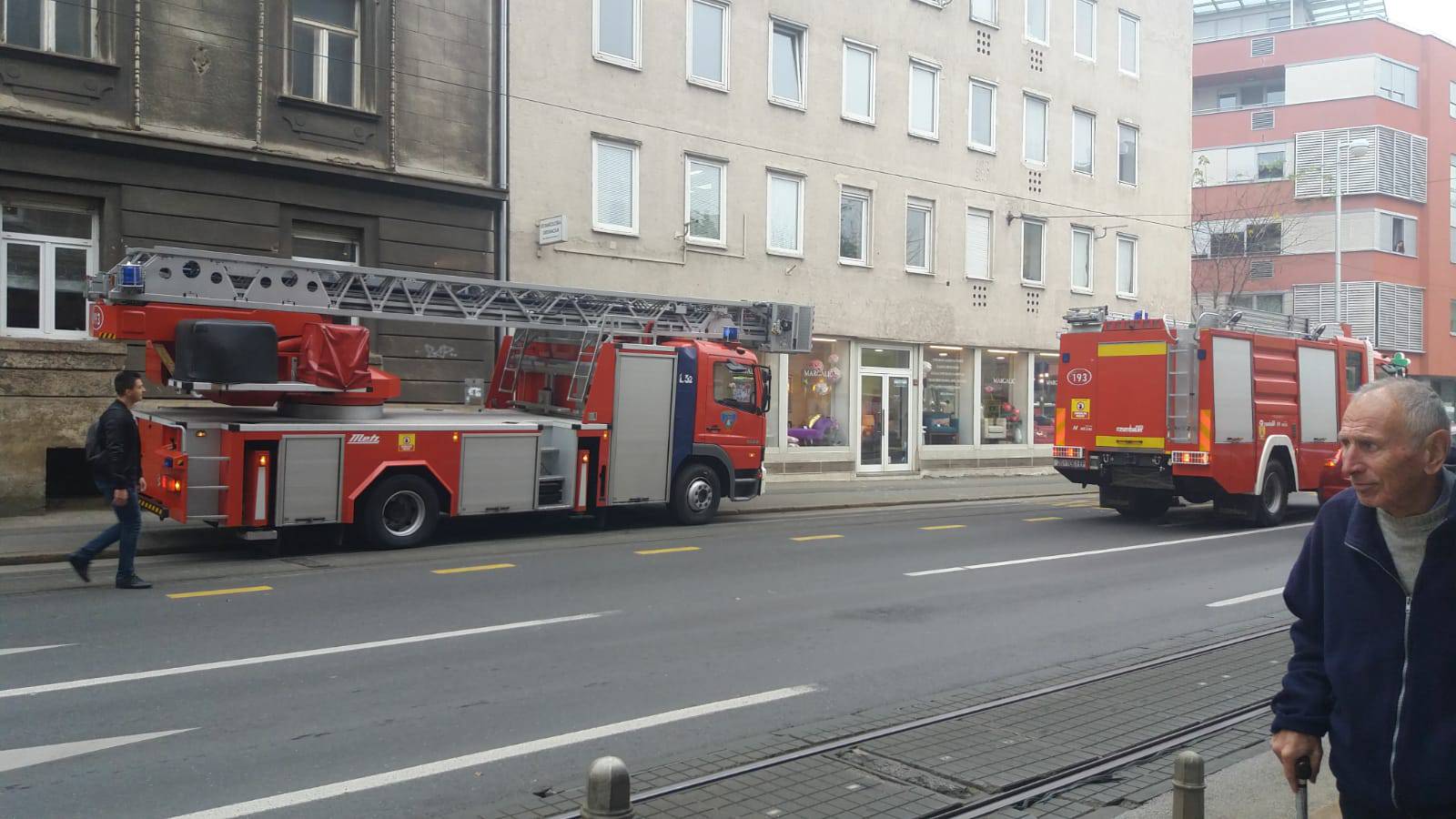 Sudarili se auto i tramvaj: 'Čuo se jači udarac pa lom stakla'