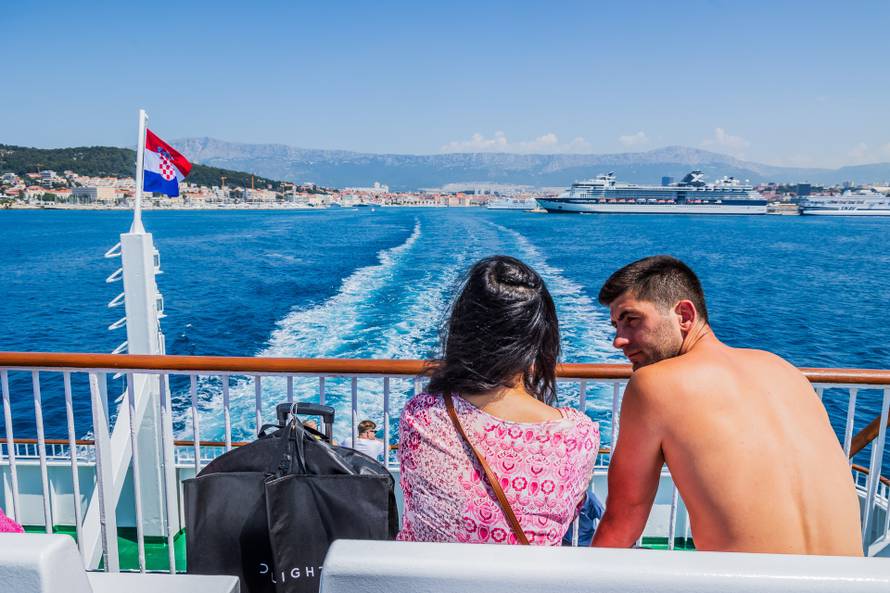 Split: Gužva na trajektu Petar Hektorović na relaciji Split - Vis