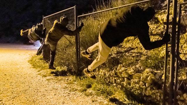 Olujna bura na obroncima Mosora nosila mladiće koji su se držali za ogradu