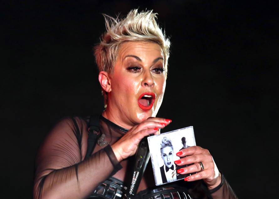 Na ruci Colonia, a ona ne želi čuti za bend koji ju je proslavio