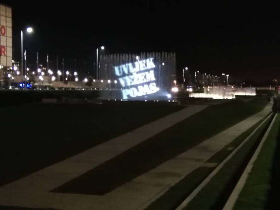 Policija uoči Martinja projicirala poruke na fontane u Zagrebu