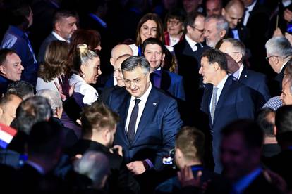 Zagreb: Premijer Andrej Plenković uz pjesmu "Eye of the tiger" ušao u KD Lisinski
