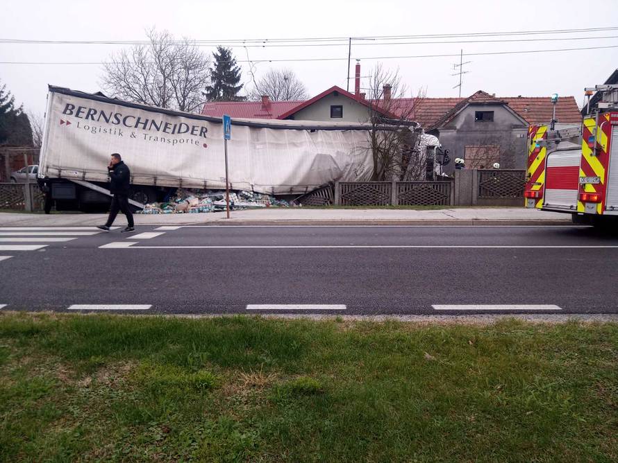Zabio se kamionom u kuću, u teškoj nesreći poginuo vozač
