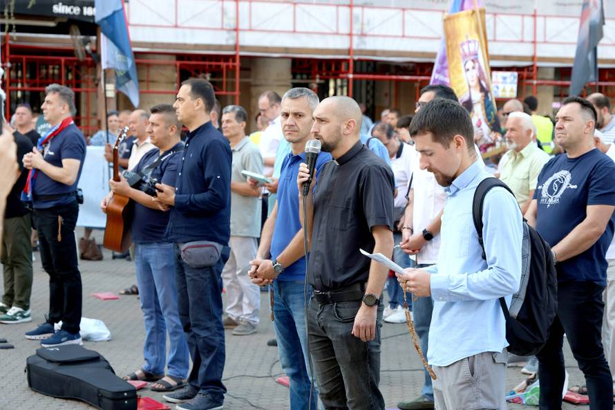 Zagreb: Na Jelacicem trgu molitva krunice za mir u svijetu i domovini te za obracenje i jedinstvo hrvatskog naroda