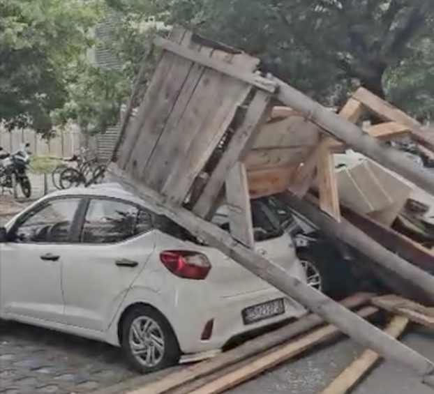 FOTO Ovo je mjesto gdje se skela u Osijeku srušila na aute!