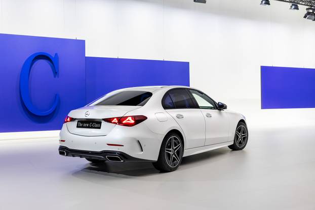 Vertraute Stärke auf einem neuen Niveau: Die neue Mercedes-Benz C Klasse bleibt sich treu – und wächst über sich hinausThe new Mercedes-Benz C-Class: Refined strength. Trusted continuity.