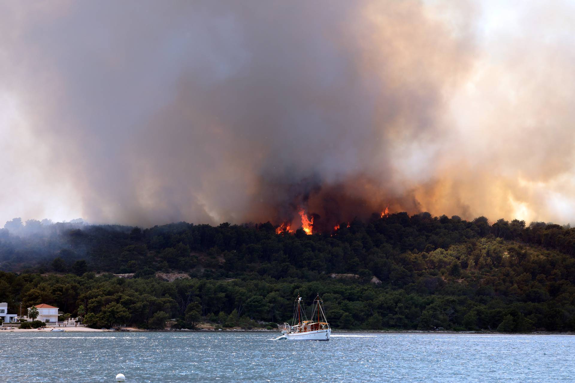 Stravične scene s Čiova: Izgorilo je oko 60 hektara borove šume i raslinja, vjetar stvara problem
