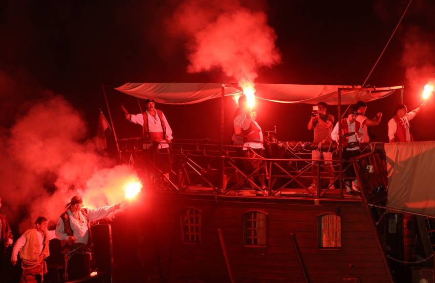 Rekonstrukcija gusarske bitke iz 13. stoljeÄa oduÅ¡evila posjetitelje OmiÅ¡a