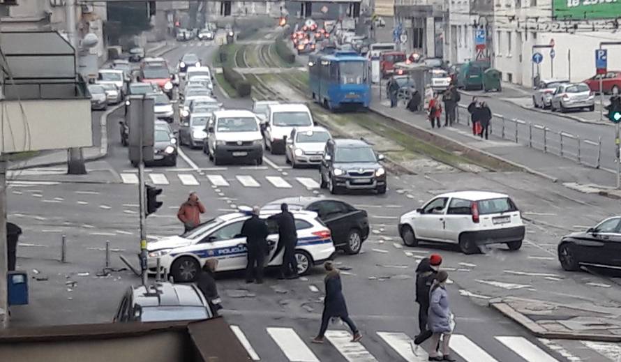 Krš i lom u središtu Zagreba: Sudarili se s policijskim autom