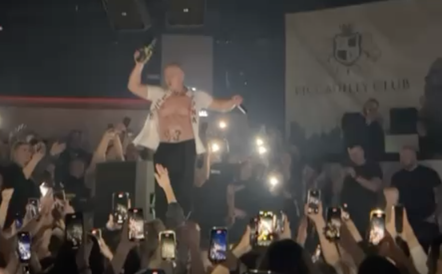 Kontroverznom Desingerici za vrijeme nastupa mladić polizao stopalo: 'Ovo je zbilja odurno!'