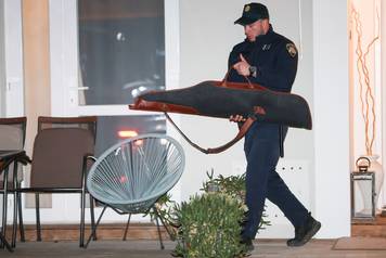 Zagreb: Iz kuće Andrije Mikulića za vrijeme pretresa policija iznosi razne predmete