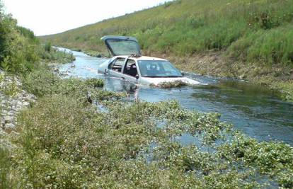 Vlasnik potopio auto u kanalu kraj jezera i otišao