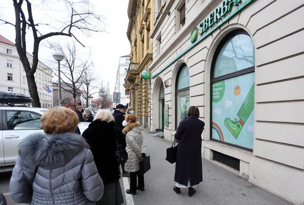 Zagreb: Građani pohrlili u Sberbanku, rusku banku koja se našla na udaru američkih sankcija