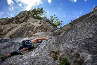 Sportsko penjanje na stijenama penjališta Portafortuna u Baškoj na otoku Krku