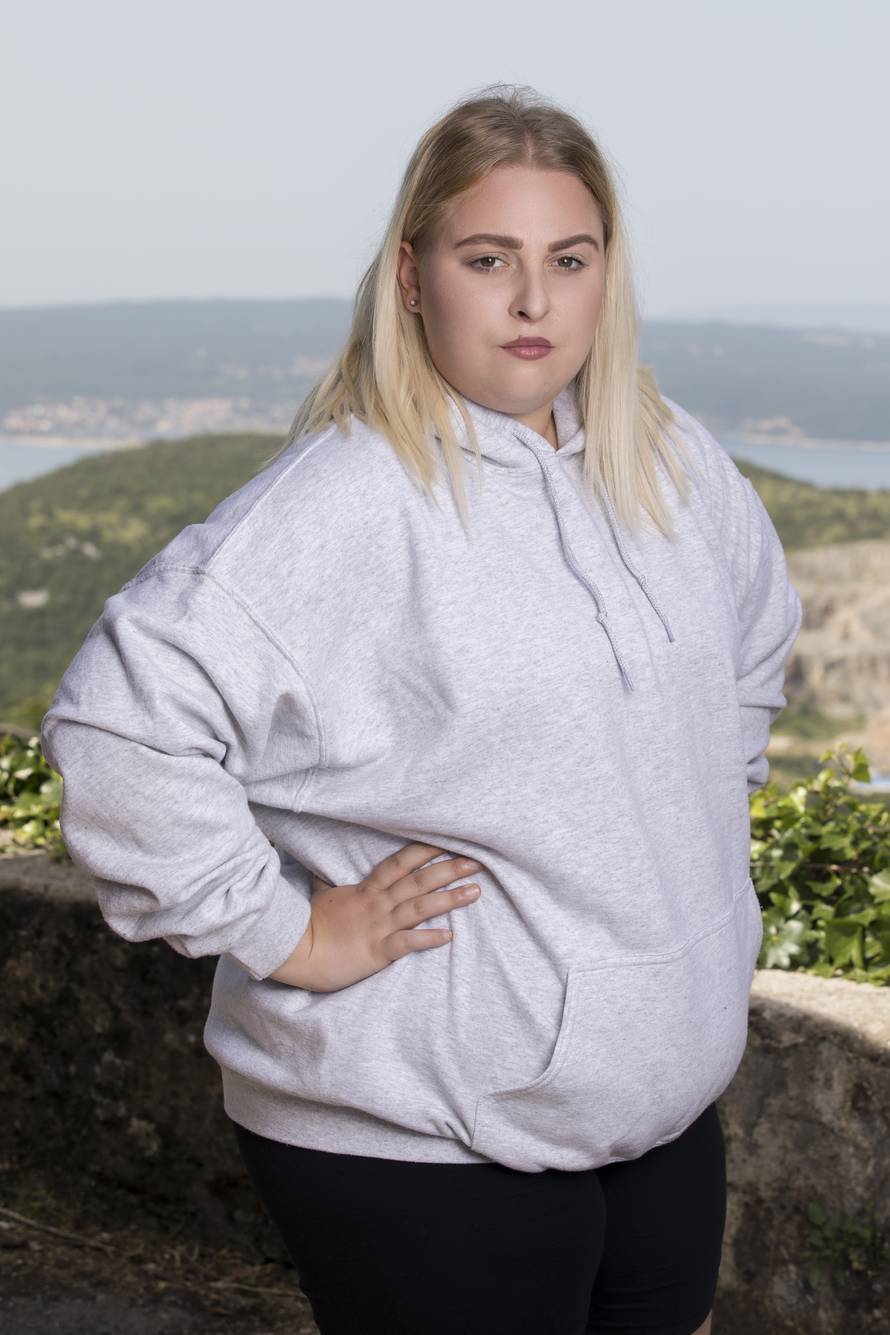 'U školi su me gađali kamenom i govorili mi da me salo štiti'
