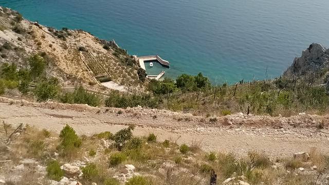 Bageri Inspektorata napokon stižu u Vruju! Pogledajte što će sve porušiti u prekrasnoj uvali